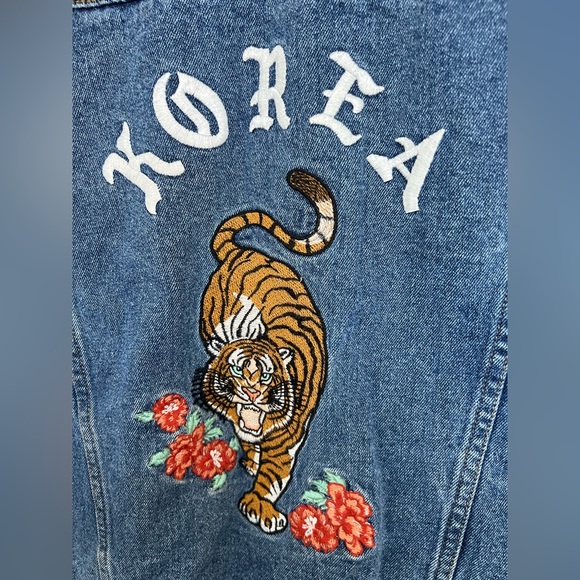 FOREVER 21 Denim jacket with embroidery on the back| Size: S| UNISEX| oversized. - Picture 13 of 15